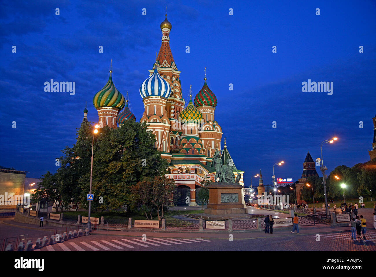 La Russia, Mosca, Piazza Rossa, St basilici cattedrale, illuminazione notturna Foto Stock