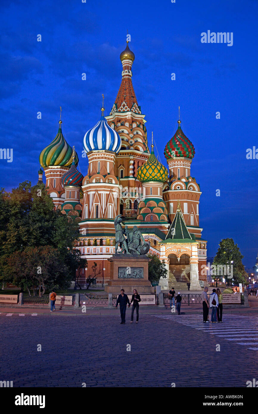 La Russia, Mosca, Piazza Rossa, St basilici cattedrale, illuminazione notturna Foto Stock