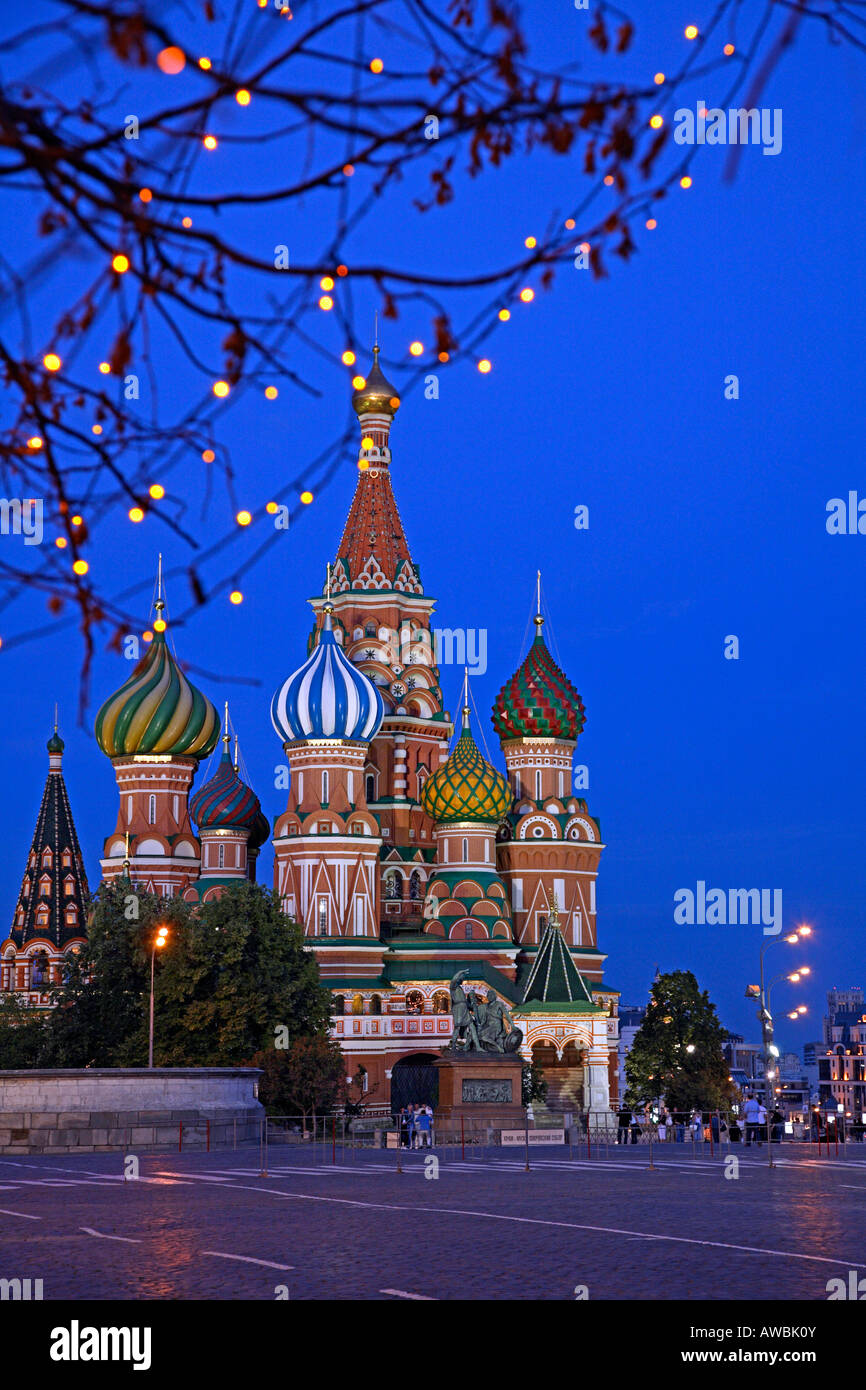 La Russia, Mosca, Piazza Rossa, St basilici cattedrale, illuminazione notturna Foto Stock