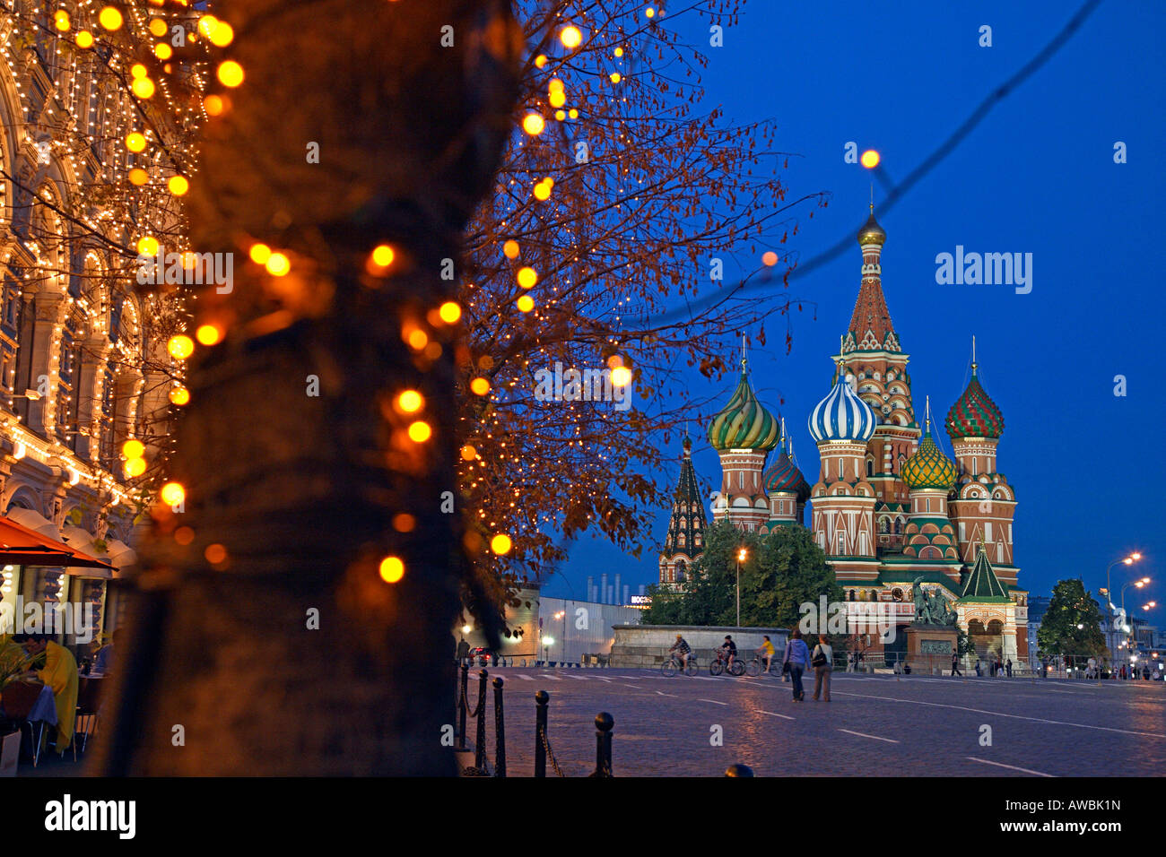 La Russia, Mosca, Piazza Rossa, St basilici cattedrale, Grandi Magazzini Gum, illuminazione notturna Foto Stock
