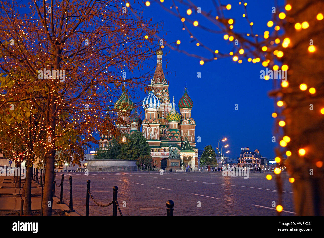 La Russia, Mosca, Piazza Rossa, St basilici cattedrale, illuminazione notturna Foto Stock