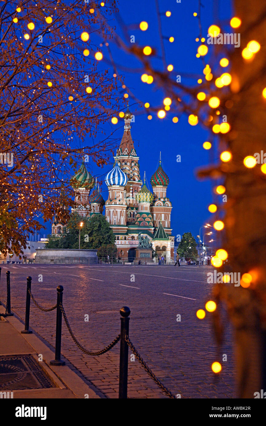 La Russia, Mosca, Piazza Rossa, St basilici cattedrale, illuminazione notturna Foto Stock