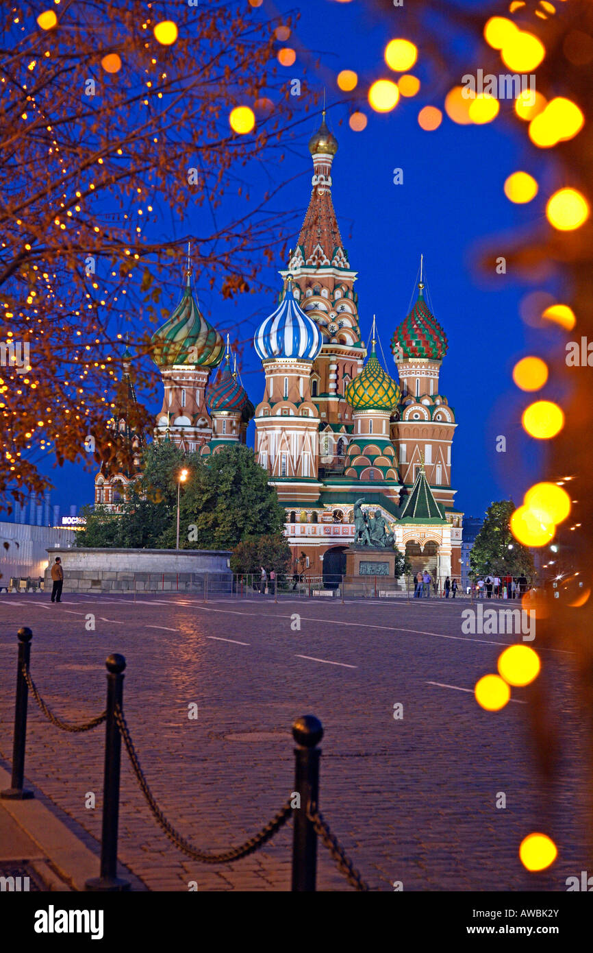 La Russia, Mosca, Piazza Rossa, St basilici cattedrale, illuminazione notturna Foto Stock
