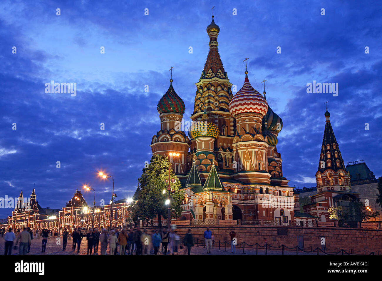 La Russia, Mosca, Piazza Rossa, St basilici cattedrale, Grandi Magazzini Gum, illuminazione notturna Foto Stock