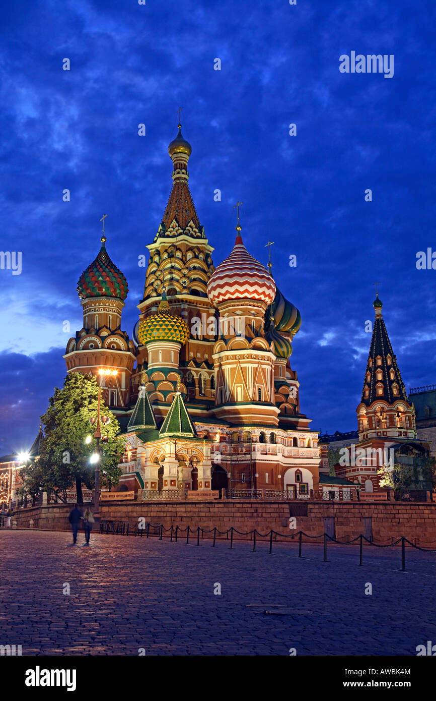 La Russia, Mosca, Piazza Rossa, St basilici cattedrale, illuminazione notturna Foto Stock