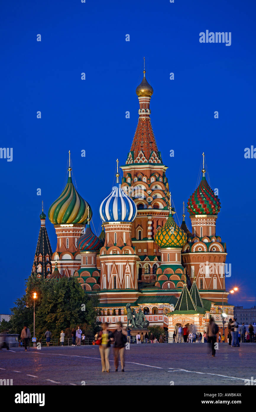 La Russia, Mosca, Piazza Rossa, St basilici cattedrale, illuminazione notturna Foto Stock