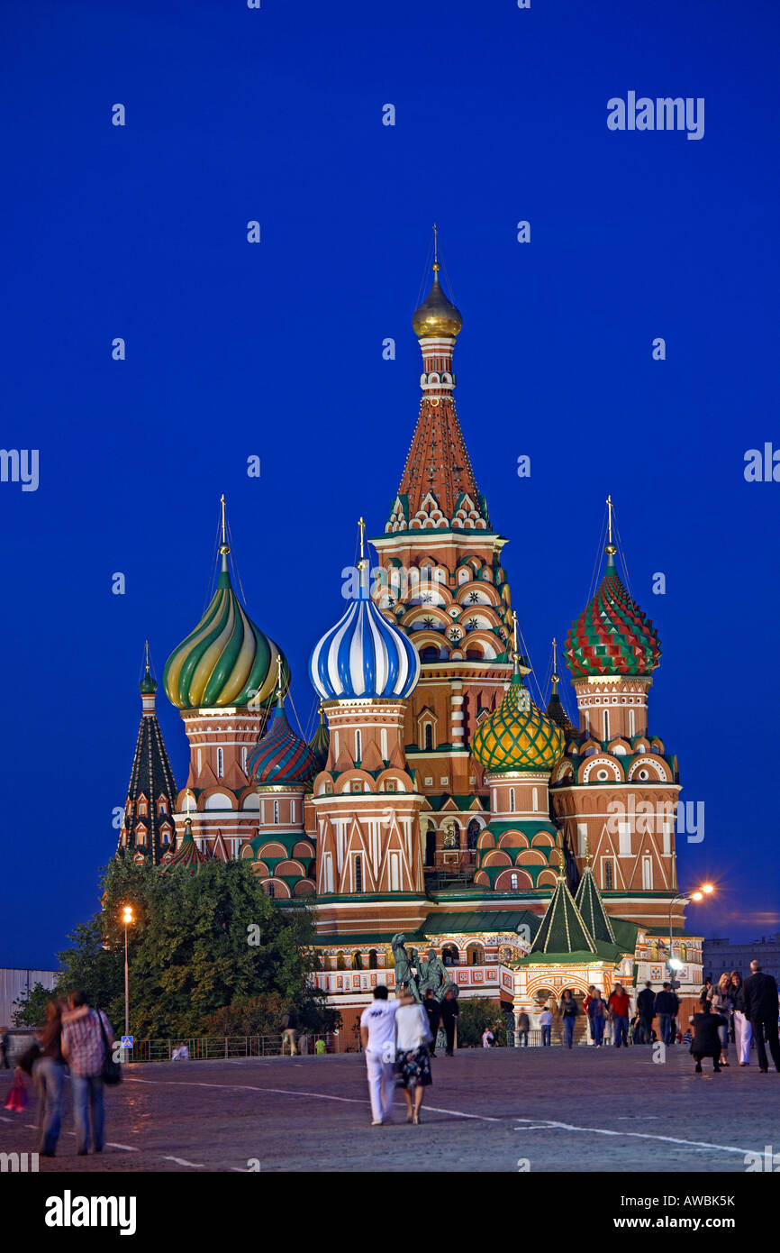 La Russia, Mosca, Piazza Rossa, St basilici cattedrale, illuminazione notturna Foto Stock