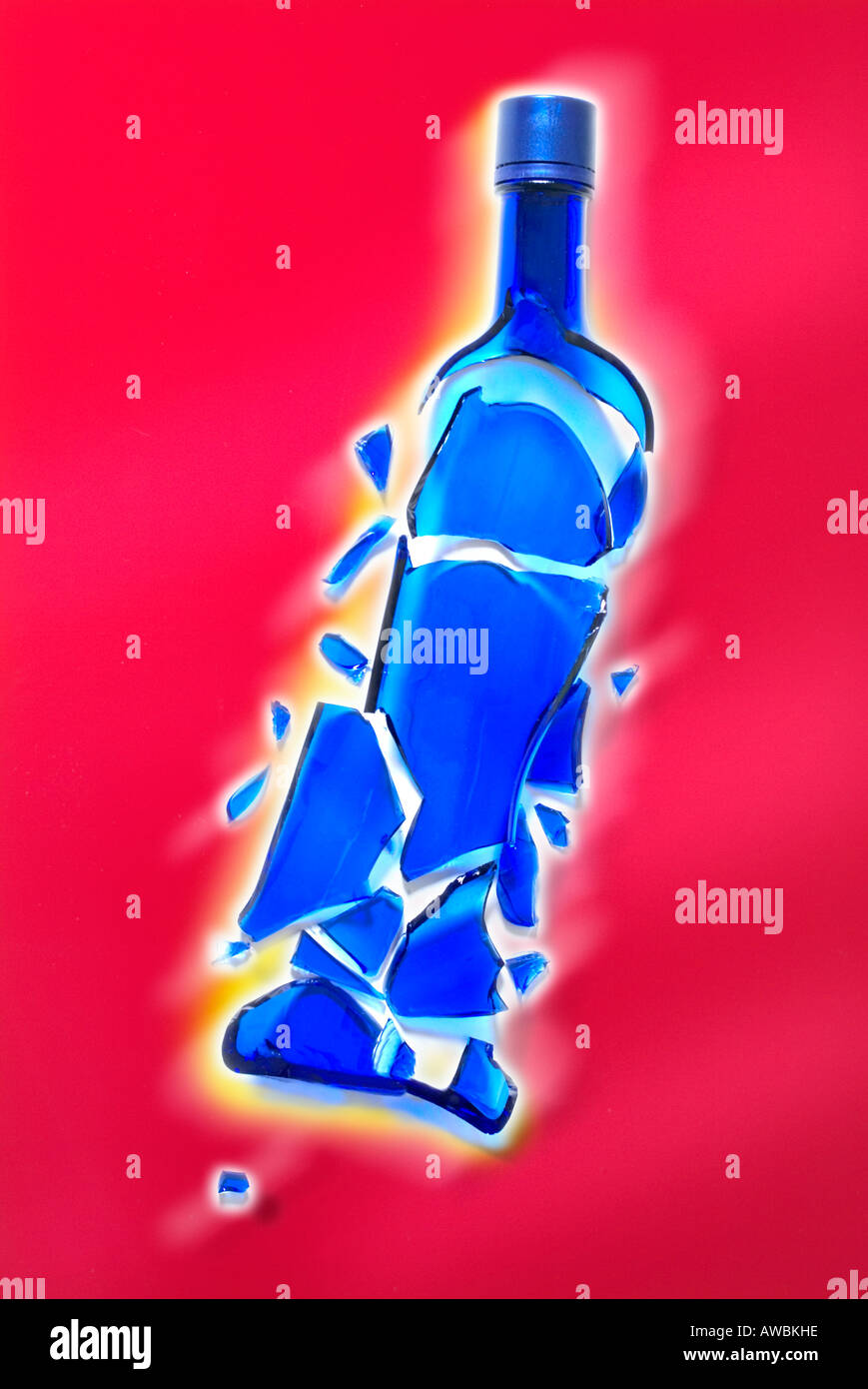 Close up di shattered blu bottiglia di liquore Foto Stock