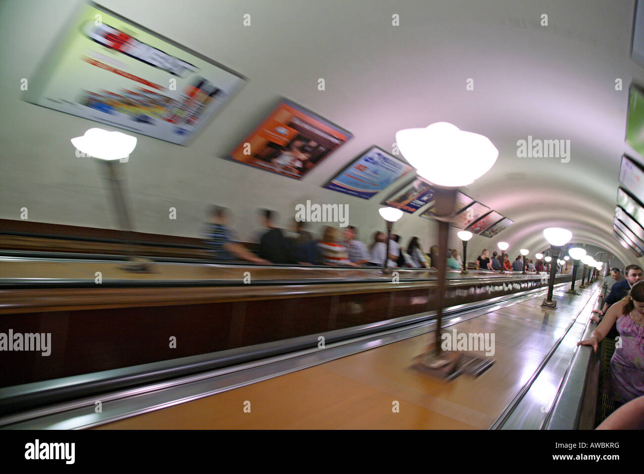 La Russia. Mosca, Stazione della Metropolitana, Escalator Foto Stock