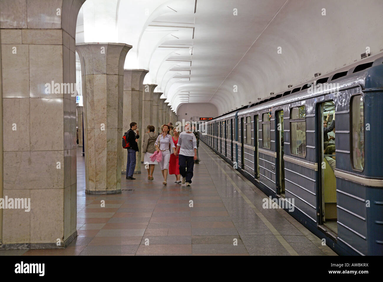 La Russia. Mosca, Kropotkinskaya, stazione della metropolitana, treno Foto Stock