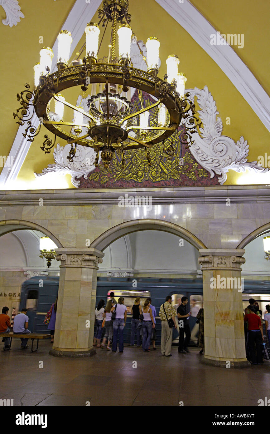 La Russia, Mosca, Komsomolskaya Stazione della metropolitana, treno Foto Stock