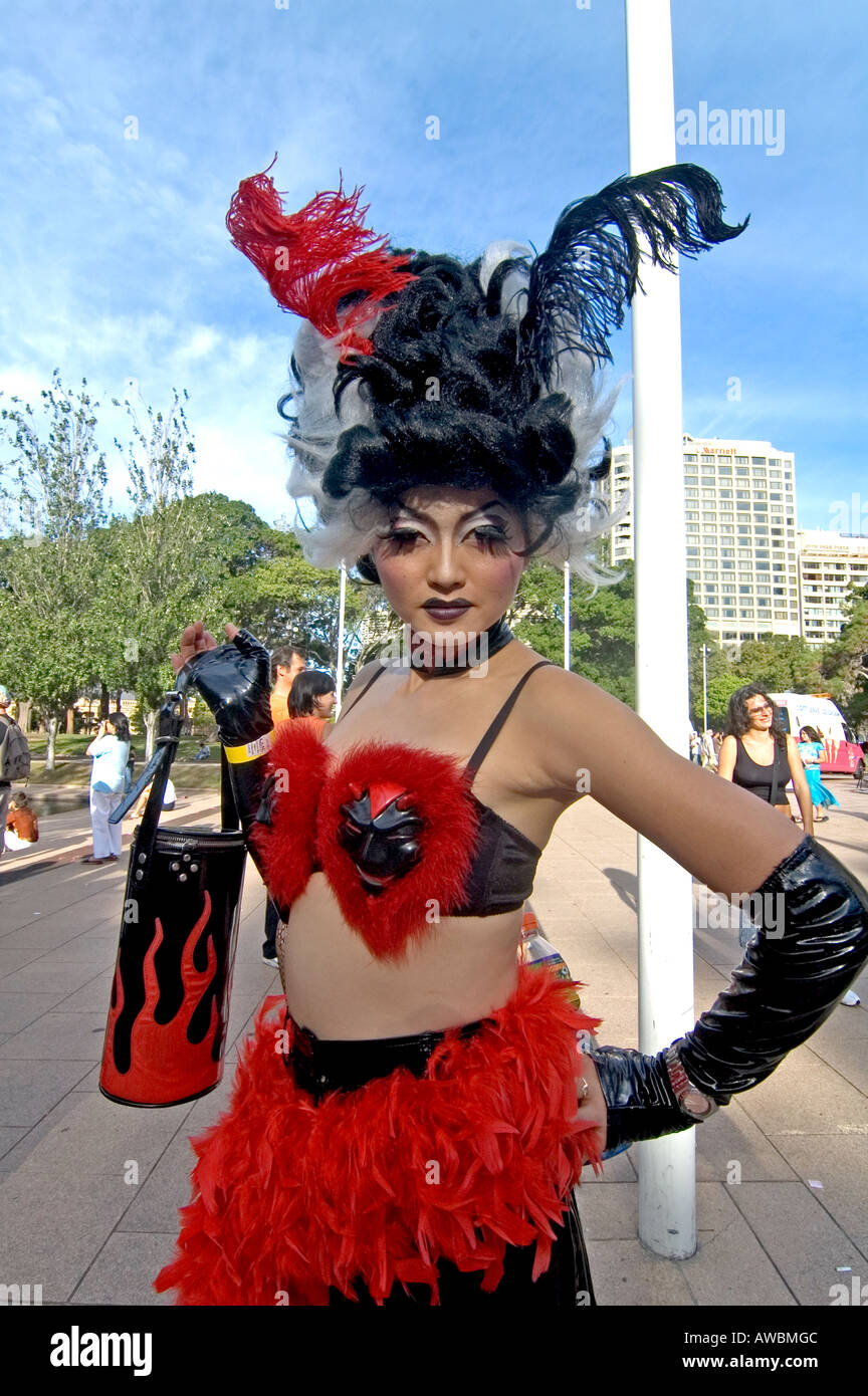 Ritratto di Asian drag queen con un sexy vestito rosso ottenere pronto per  Sydney Mardi Gras Parade, Australia Foto stock - Alamy