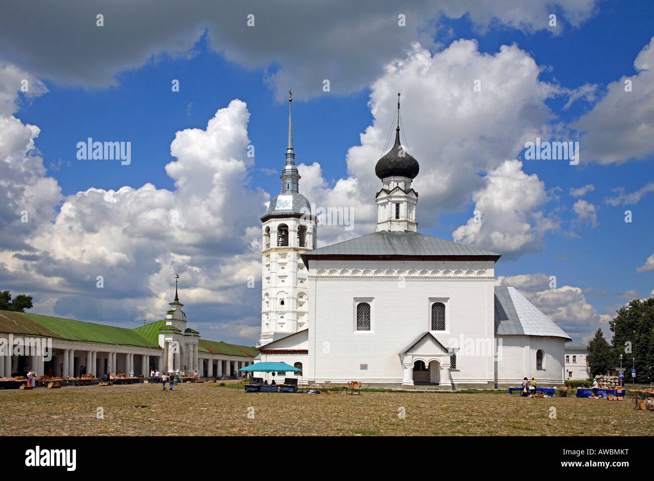 Russia, Suzdal, Town Square, luogo di mercato, Chiesa dell Icona della Madre di Dio di Kazan Foto Stock