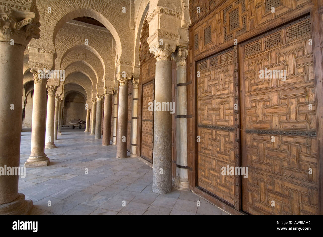 Gate, colonne, pilastri, e arcate all interno del cortile della Grande Moschea di Kairouan, Tunisia.Tunisia Foto Stock