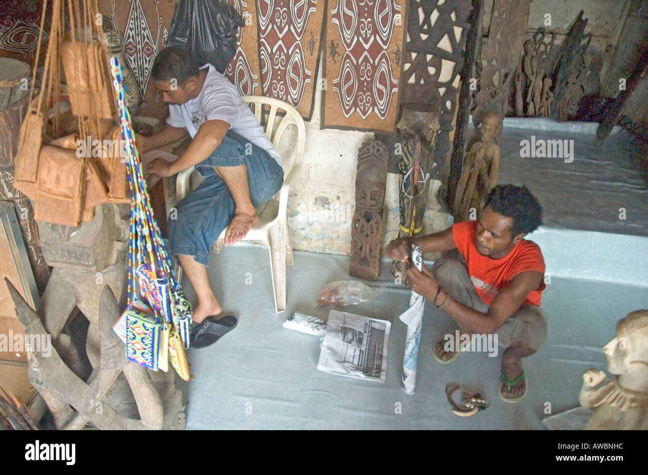 Un gestore indonesiano e il suo dipendente di Papua in un negozio che vende Artcraft - I sistemi di Papua, fotografia scattata a Jayapura, Indonesia. Foto Stock