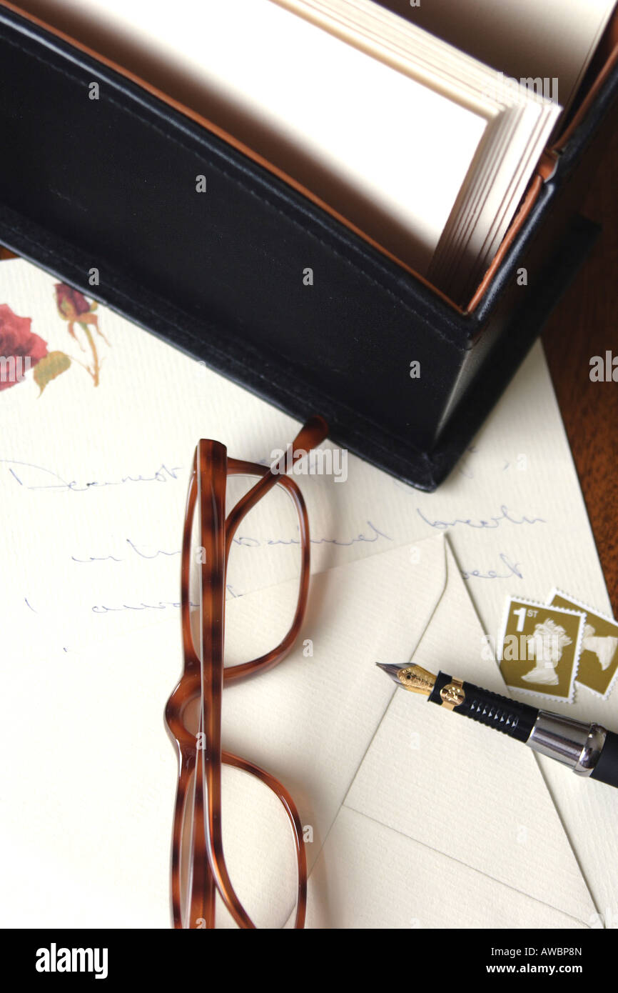 Lettera con penna a inchiostro occhiali di timbri e titolare di cancelleria Foto Stock
