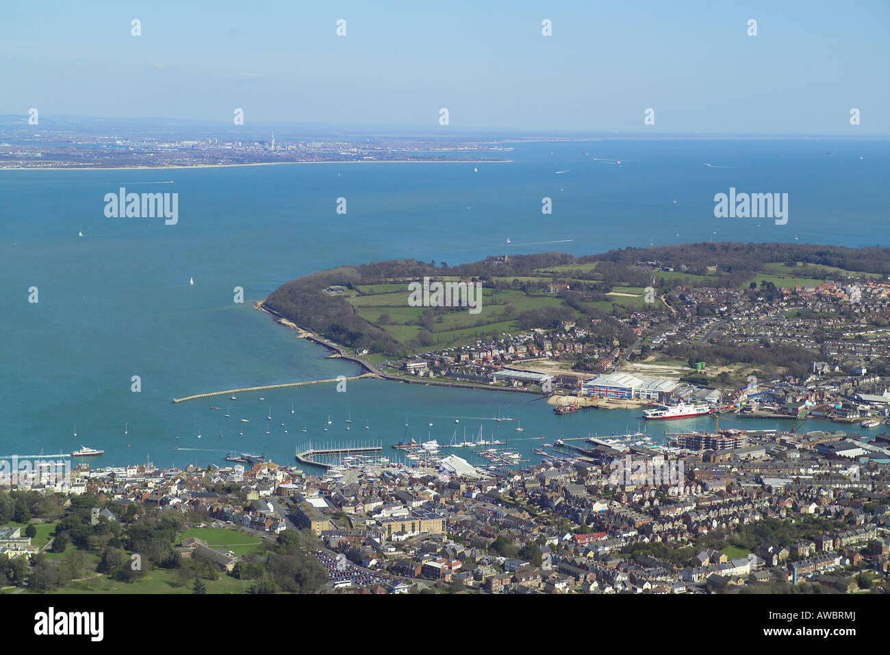 Panoramica vista aerea di Cowes e East Cowes sull'Isola di Wight con il terminal dei traghetti e la barca cantieri Foto Stock