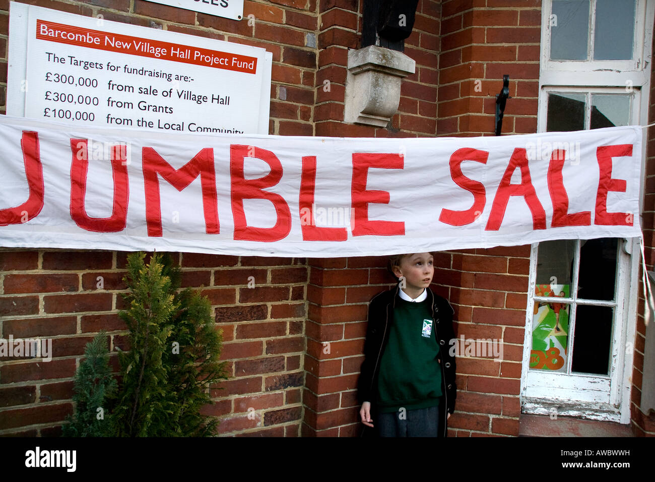 Grande accozzaglia vendita banner al di fuori village hall, Sussex England Regno Unito Foto Stock