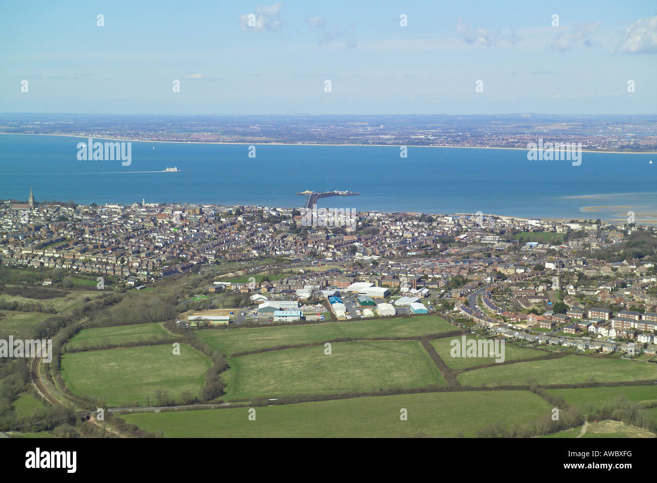 Panoramica vista aerea di Ryde sull'Isola di Wight con vedute del Solent e caratteristiche dell'isola la linea di servizio del treno Foto Stock
