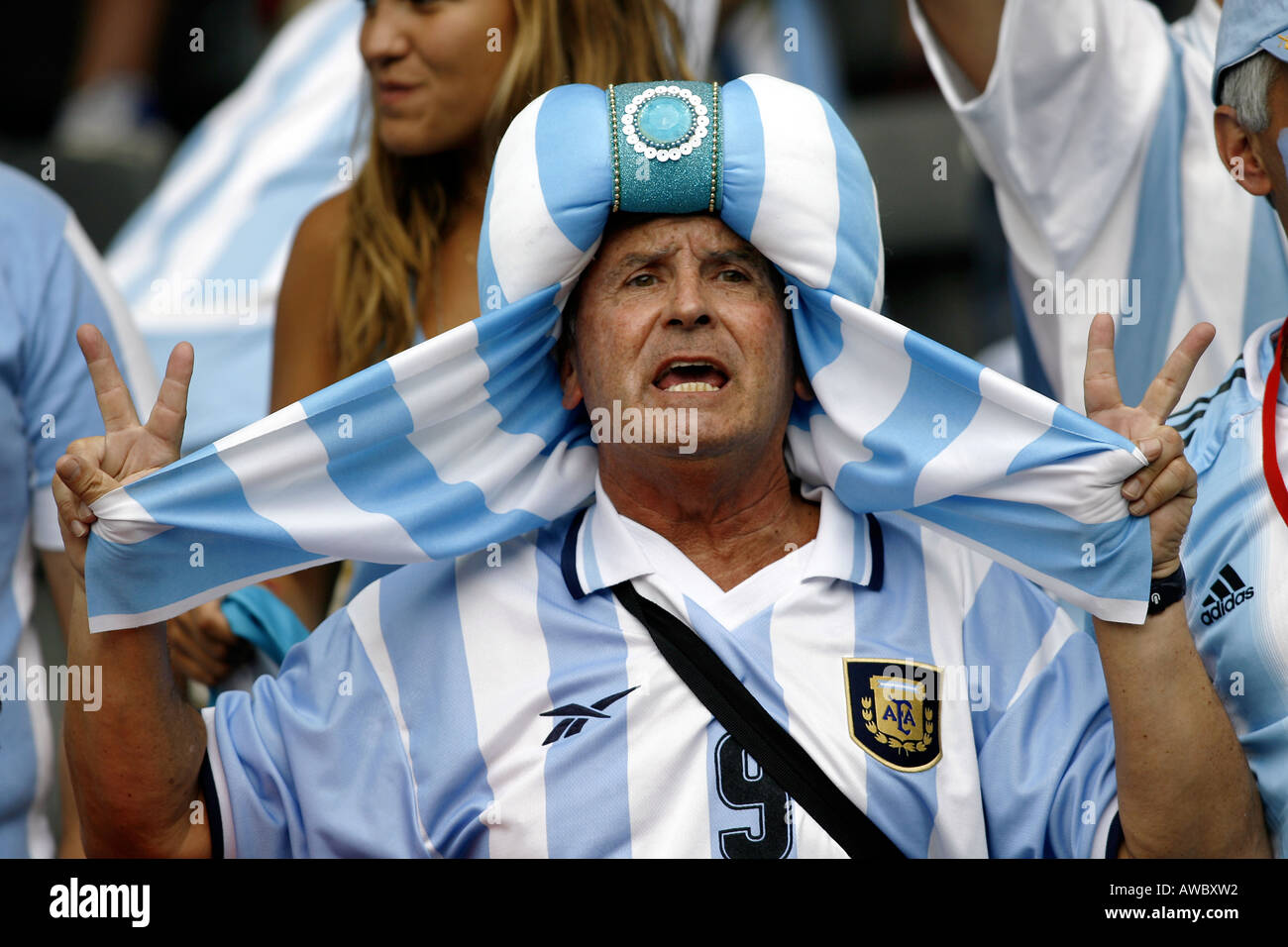 Un argentino Maschio tifoso indossando un cappello spiritoso canta in mezzo alla folla durante la Coppa del Mondo 2006 Foto Stock