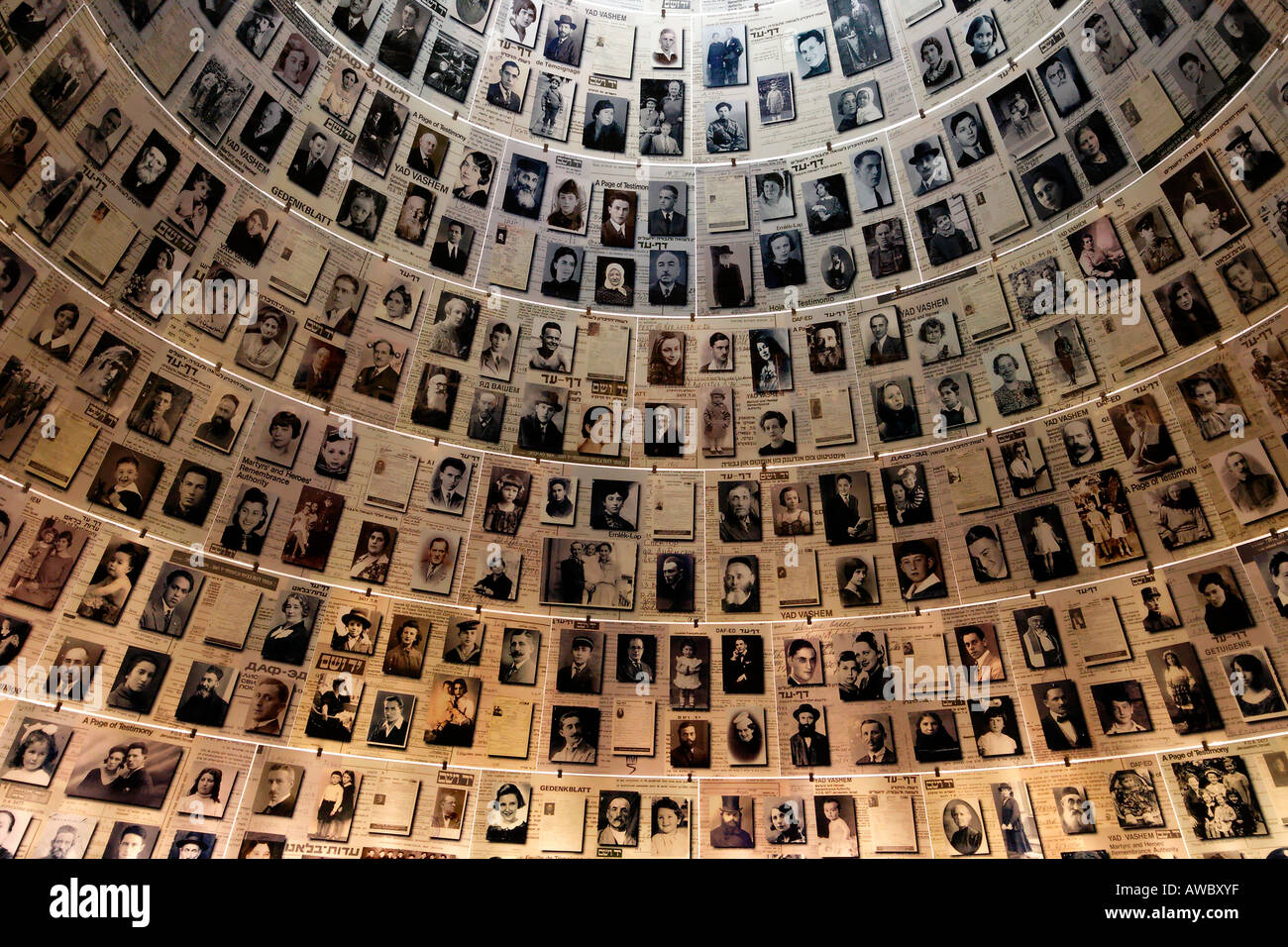 Yad Vashem Holocaust martiri ed eroi competente la Sala dei Nomi presso il nuovo Museo di Storia dell'Olocausto Foto Stock