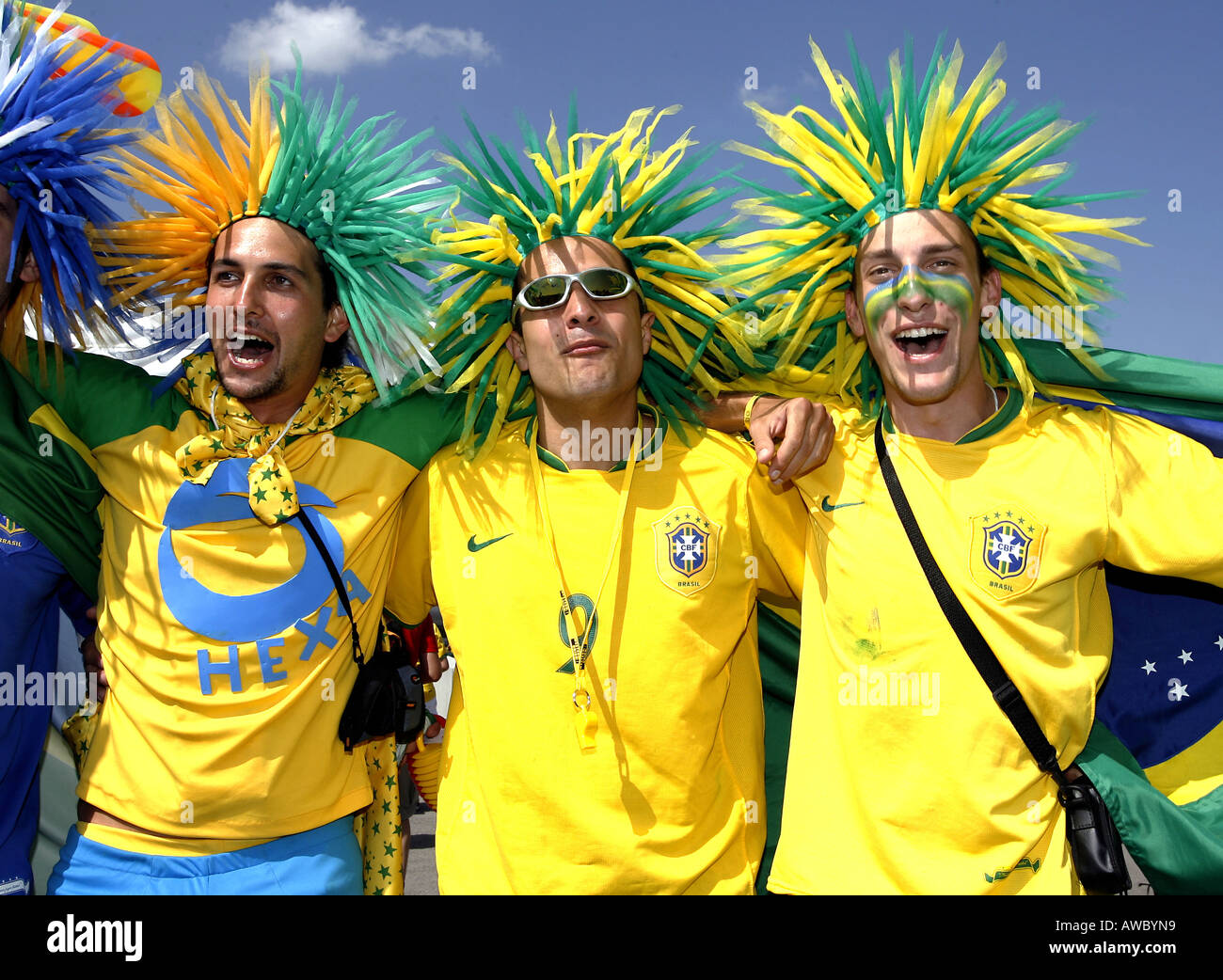 I tifosi brasiliani indossando parrucche e facce dipinte al di fuori di un stadium durante la Coppa del Mondo 2006 Foto Stock