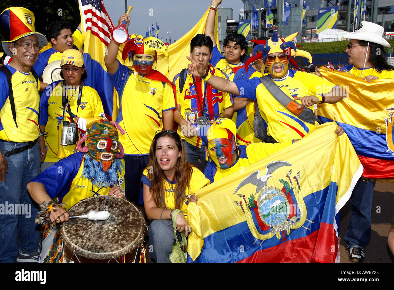 Ecuador sostenitori con bandiere nelle strade durante la Coppa del Mondo 2006 Foto Stock