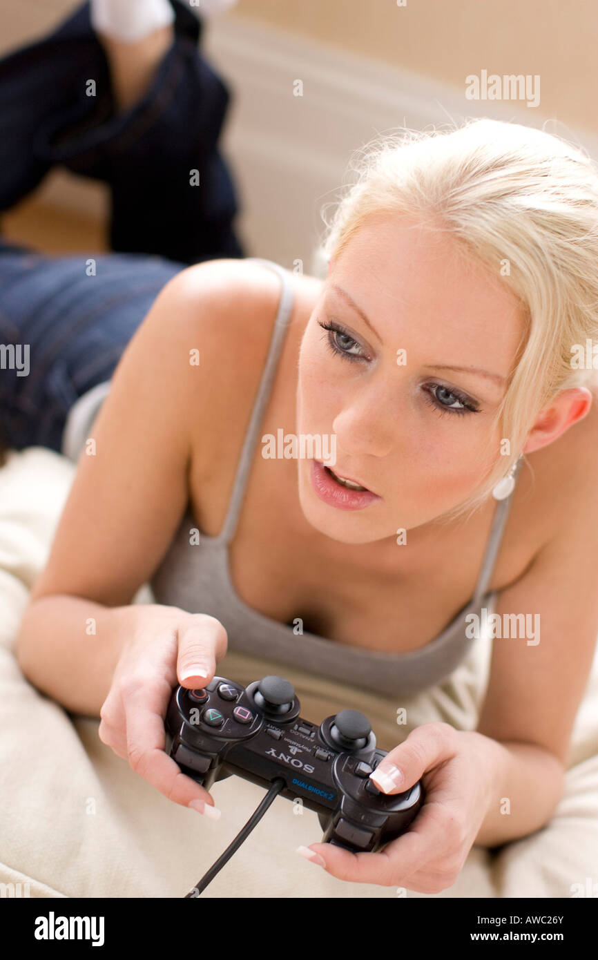 Ragazza che gioca il gioco Playstation Foto Stock