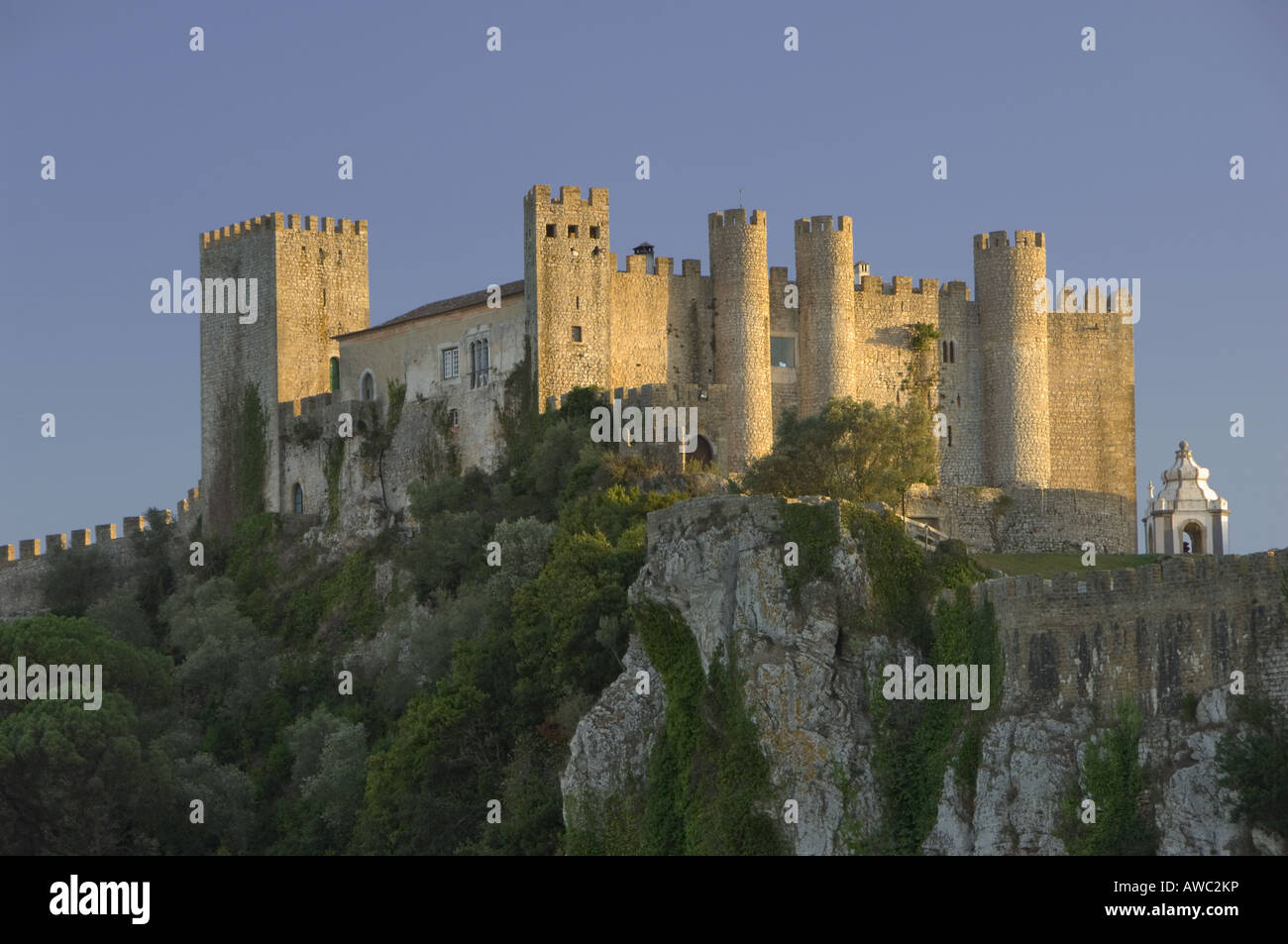 Il Portogallo, la regione Estremadura, Obidos, Castello al tramonto Foto Stock