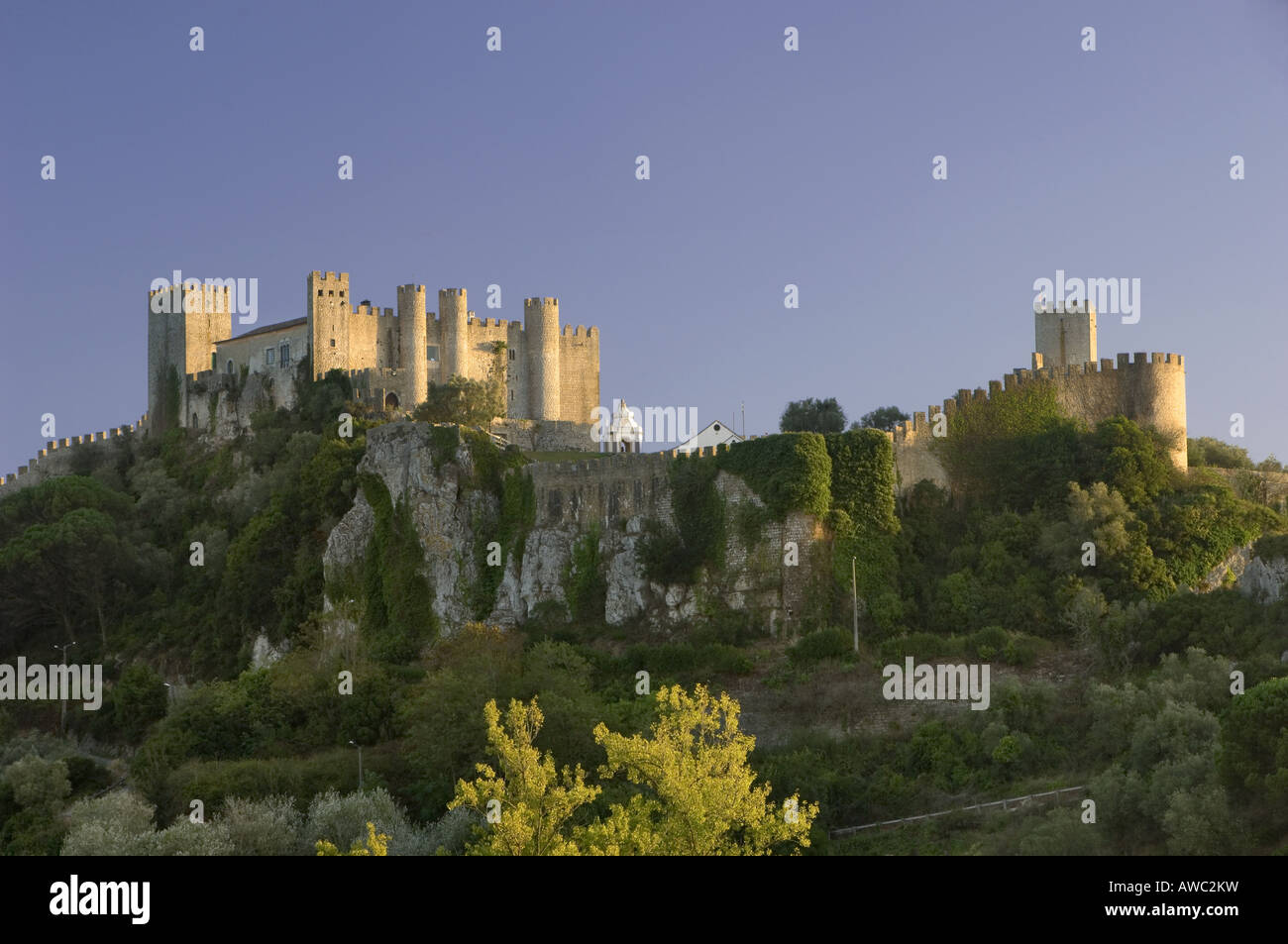 Il Portogallo, la regione Estremadura, Obidos, Castello al tramonto Foto Stock
