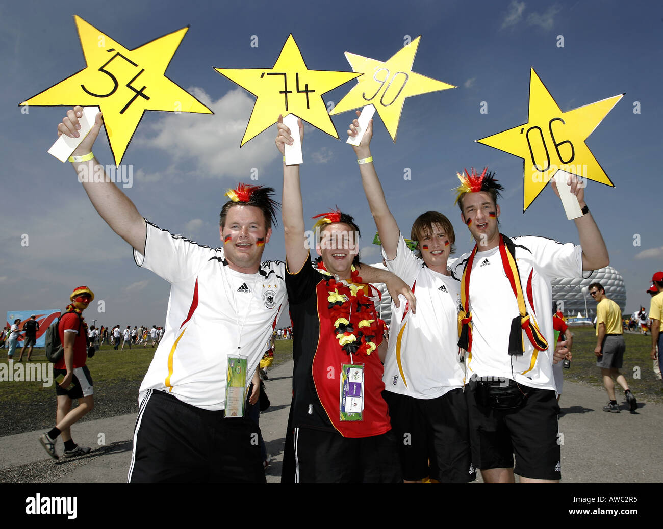 Tifosi tedeschi tenere premuto fino stelle sulle strade durante la Coppa del Mondo 2006 Foto Stock