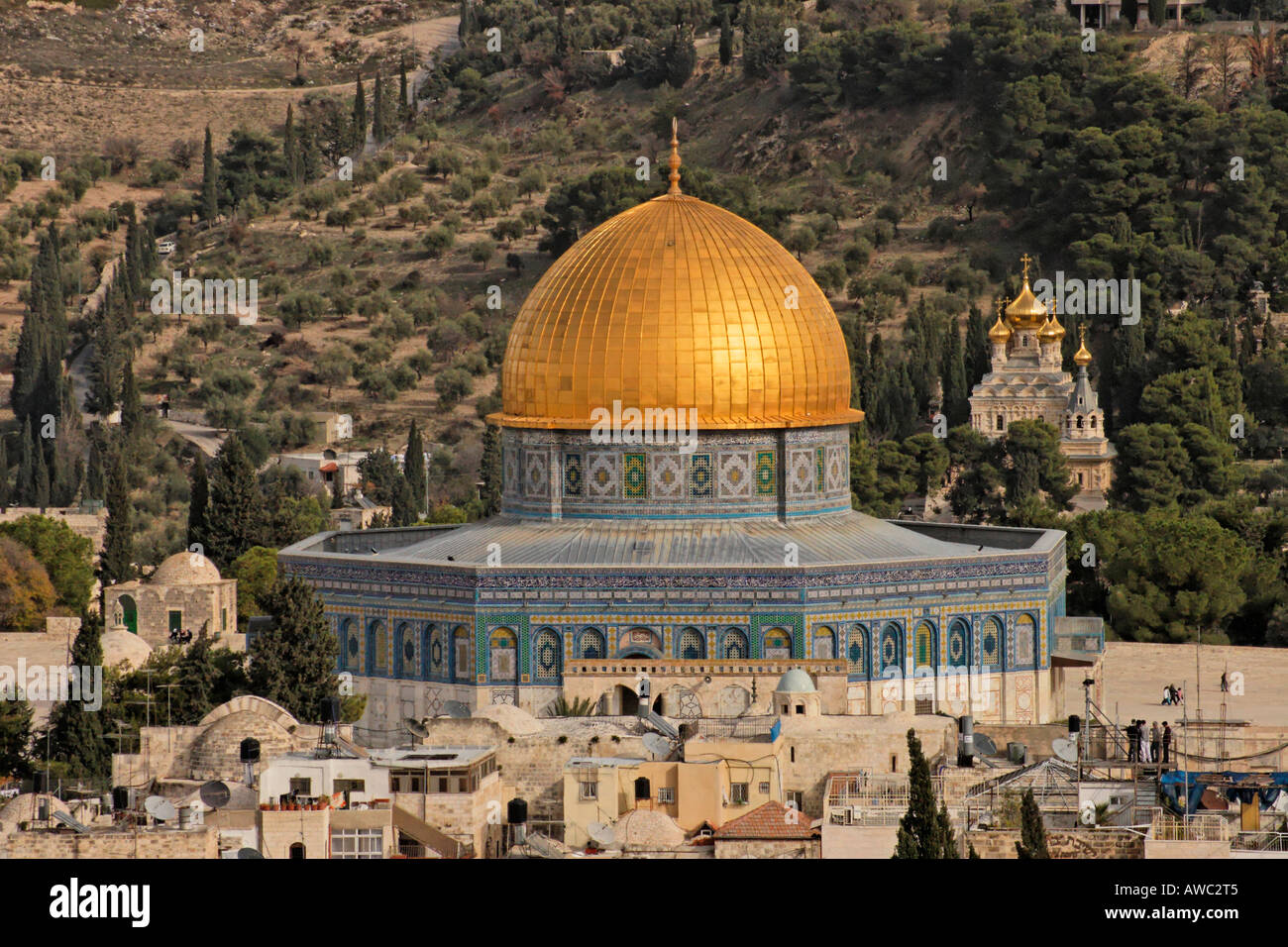 Gerusalemme Israele la Cupola della roccia si eleva al di sopra della città vecchia il monte degli Ulivi è in background Foto Stock