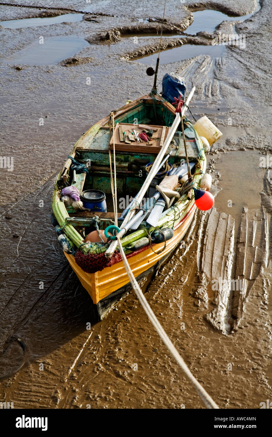 Barca da pesca sulla spiaggia Foto Stock