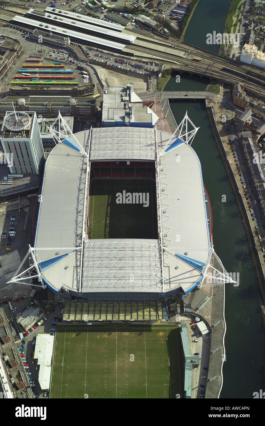 Vista aerea del Millennium Stadium di Cardiff, Galles home of Welsh Rugby Union e la sede di concerti ed eventi sportivi Foto Stock