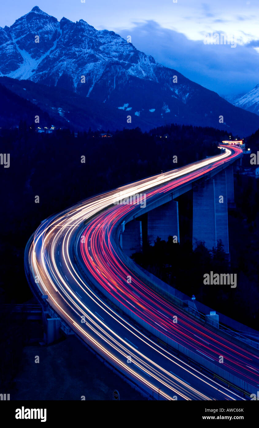 Il traffico su autostrada di notte , Brennero , Austria Foto Stock