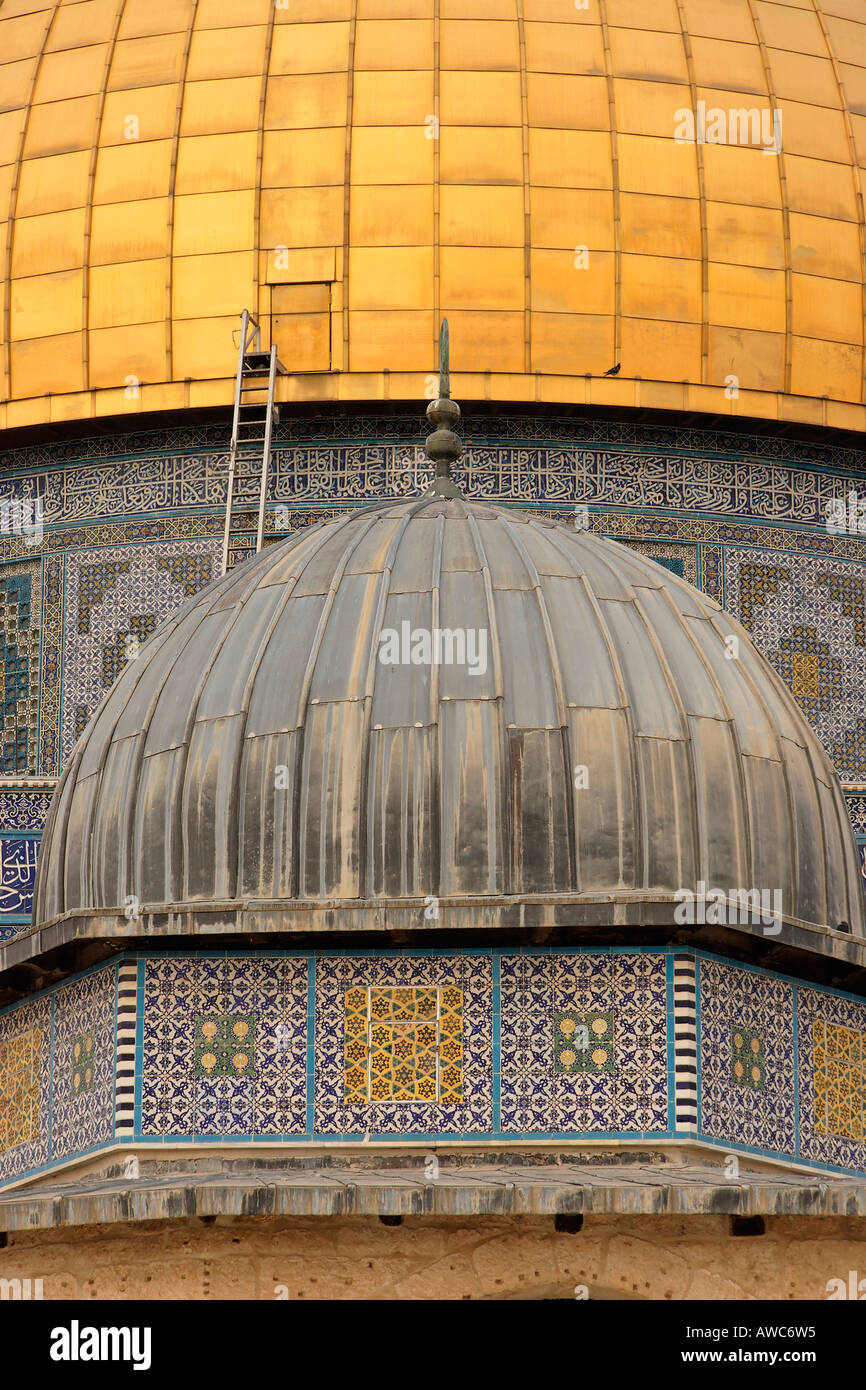 Gerusalemme Israele Città Vecchia la cupola del Caino di fronte alla Cupola della roccia al Haram esh Sharif il nobile Santuario Foto Stock