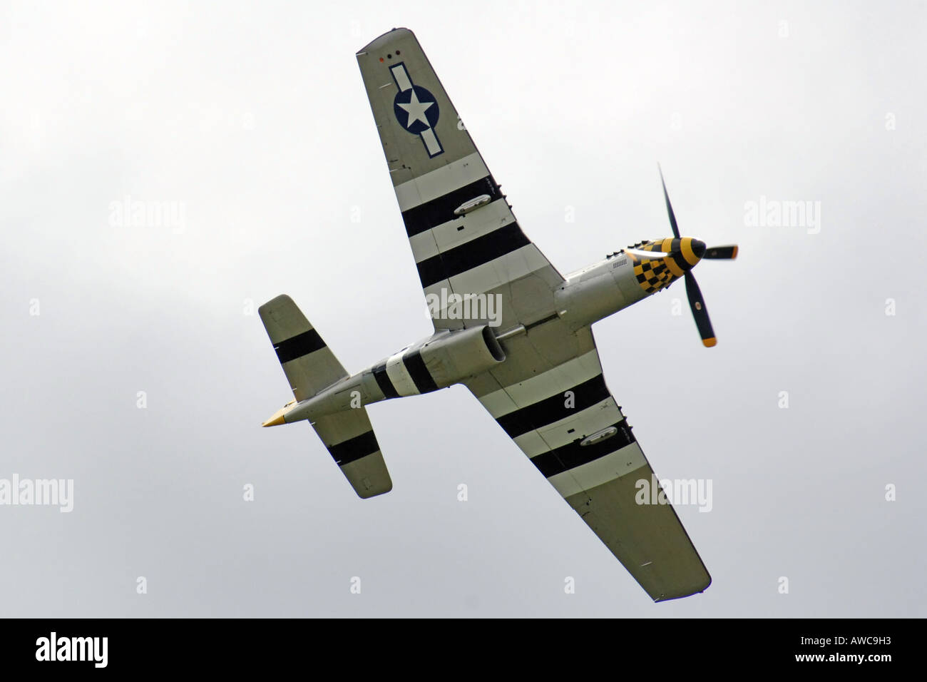 Durante la Seconda guerra mondiale P 51 Mustang aerei da combattimento in un combattimento aereo display Foto Stock