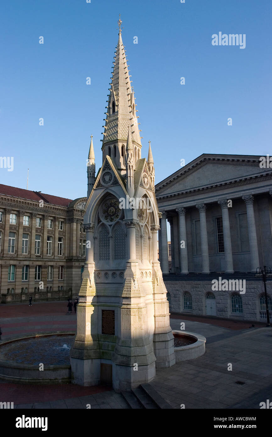 Birmingham Town Hall dopo il restauro, vista da Chamberlain Square con il ciambellano fontana commemorativa in primo piano Marzo 2008 Foto Stock