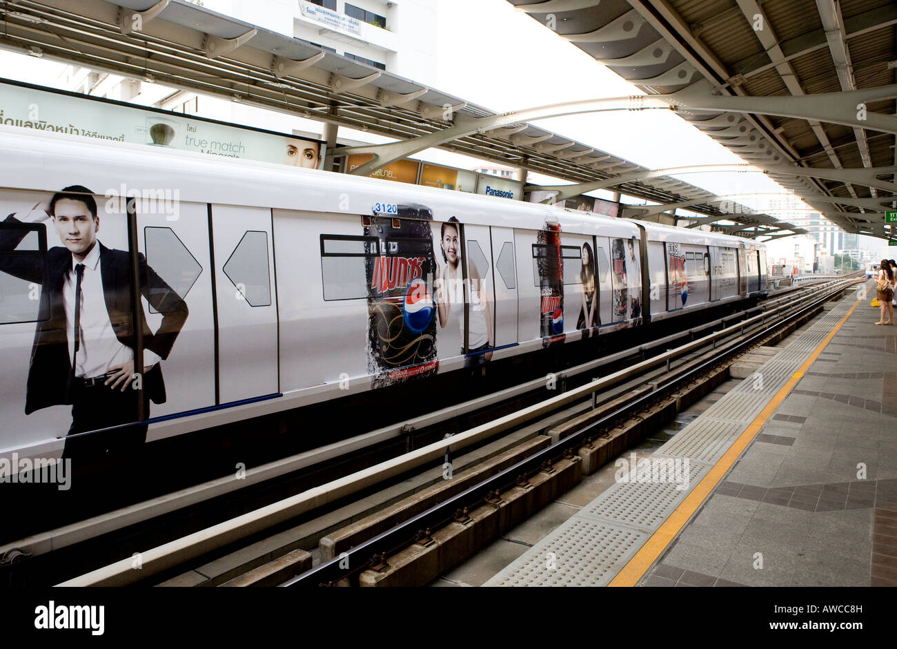 Piattaforma per lo Skytrain a Bangkok in Tailandia del sud-est asiatico Foto Stock