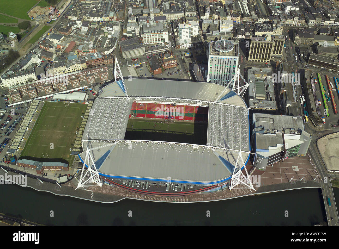 Vista aerea del Millennium Stadium di Cardiff, Galles home of Welsh Rugby Union e la sede di concerti ed eventi sportivi Foto Stock