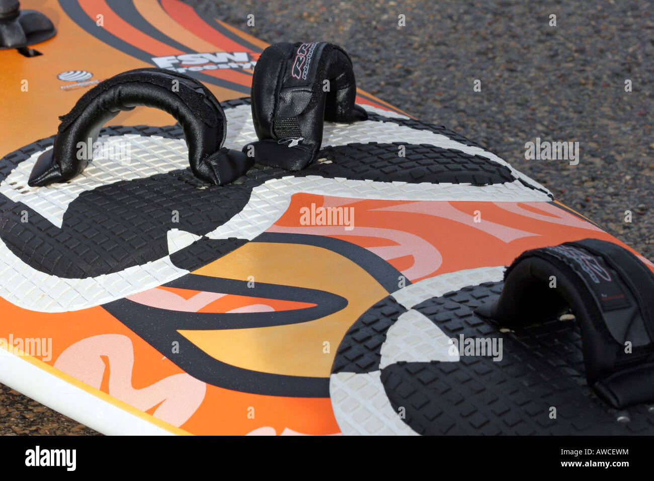 Tavola da Surf con grafica brillante in arancione e nero Foto Stock
