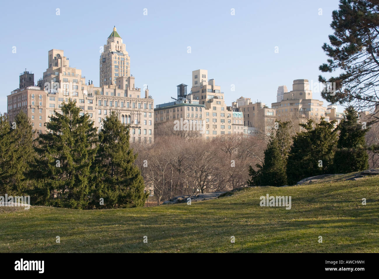 Vista della Quinta Avenue e il Carlyle dal Central Park di New York Foto Stock