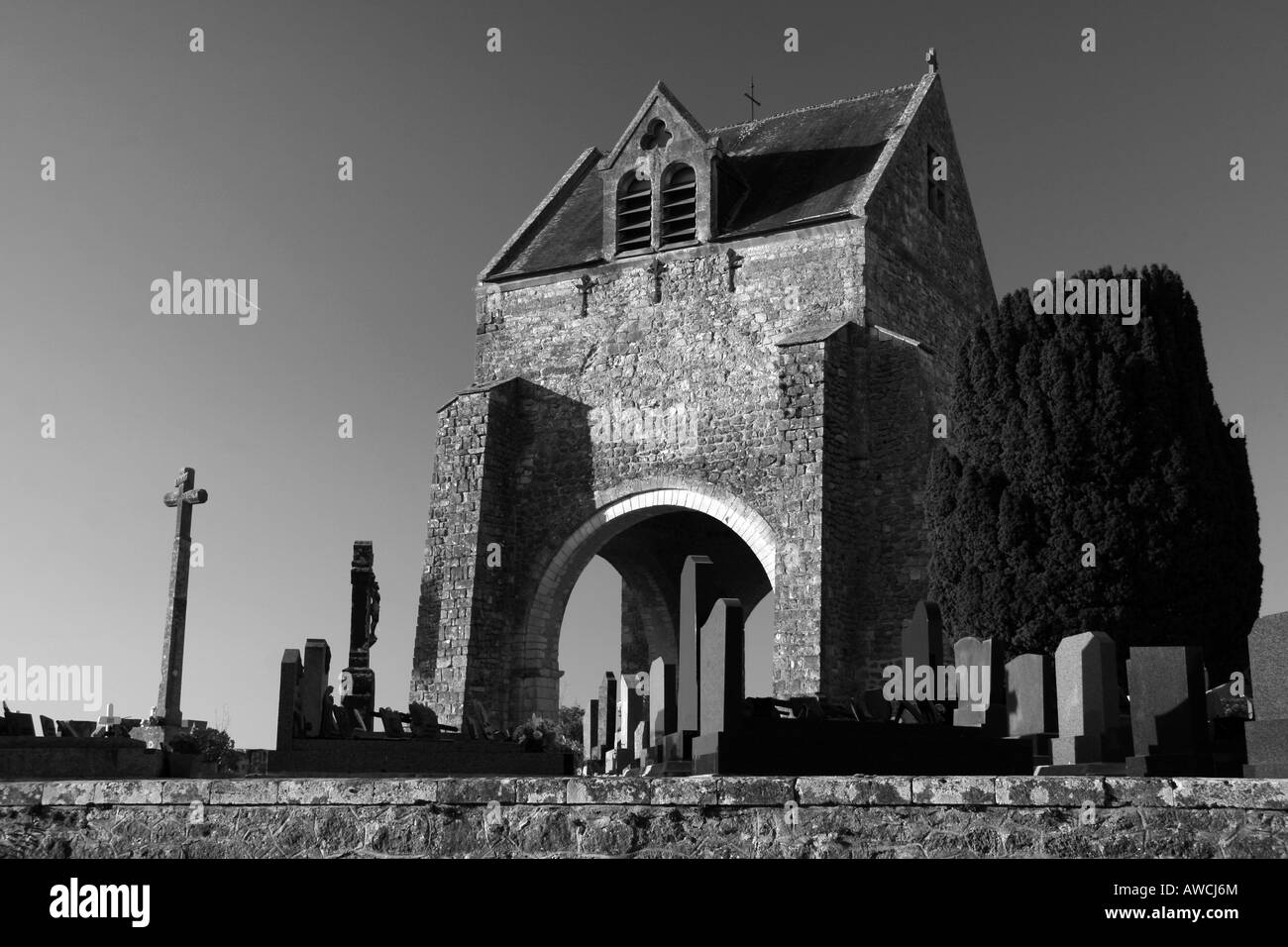 Diruta chiesa steeple, sagrato & Memorial in Graignes, Normandia,è il sito di un massacro tedesco durante la Battaglia di Normandia 1944. Foto Stock