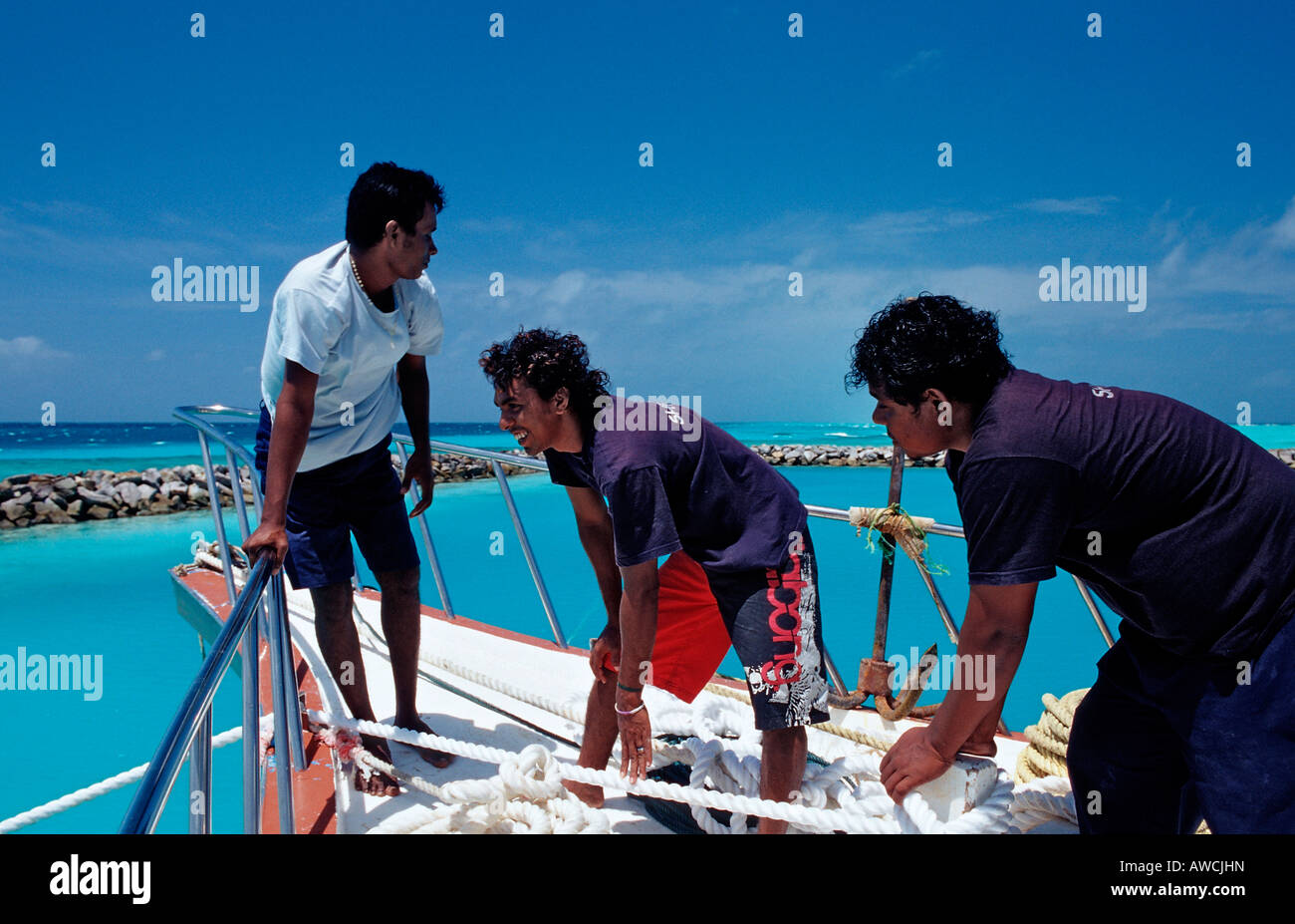 Barca Diving ancore a Isola Maldive Oceano Indiano Meemu Atoll Foto Stock