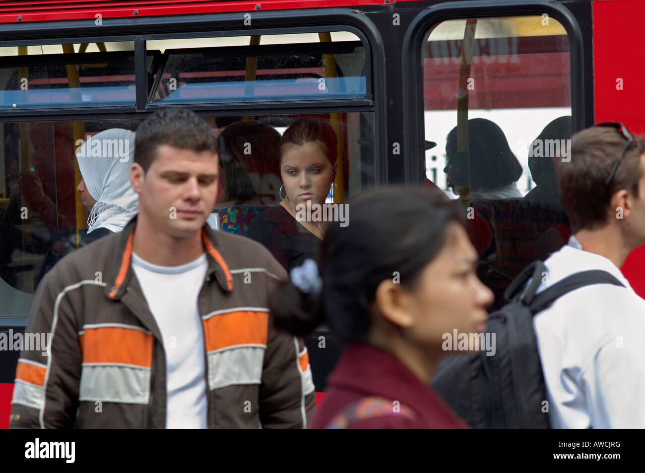 I passeggeri e il personale presso la stazione degli autobus di Victoria Londra Foto Stock