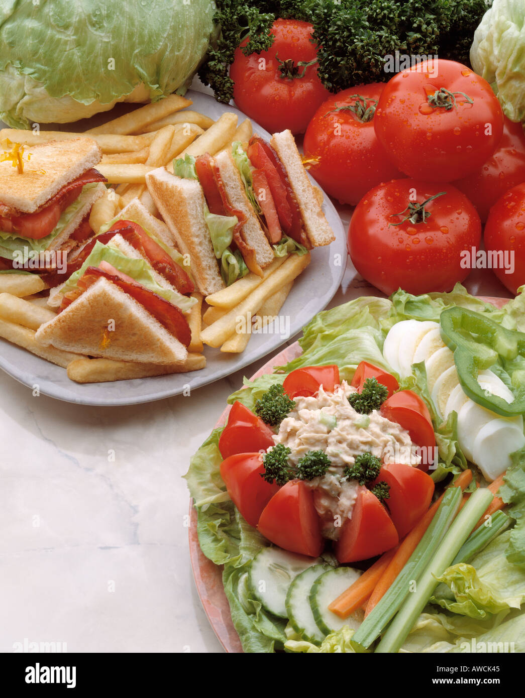 BLT pancetta pomodoro lattuga tomatoe club sandwich sandwich tomatoe pomodori ripieni di insalata di pollo uovo sodo fettine di sedano Foto Stock