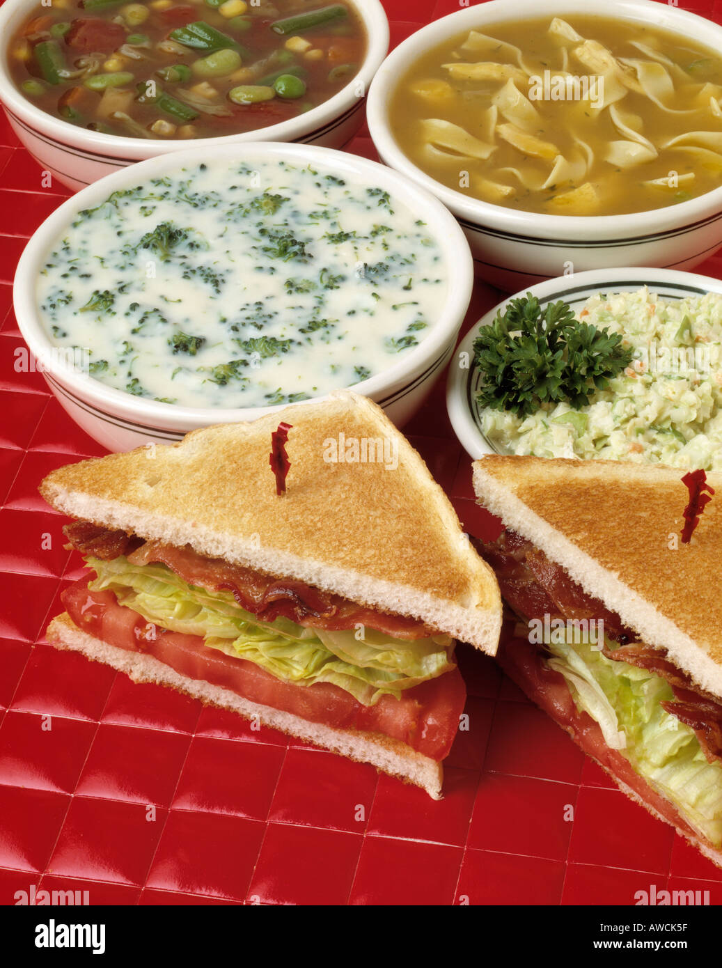 Zuppa assortiti combo sandwich bacon insalata di pomodoro toast tomatoe la crema di broccoli di noodle al pollo verdure piastrella rosso sul bancone Foto Stock