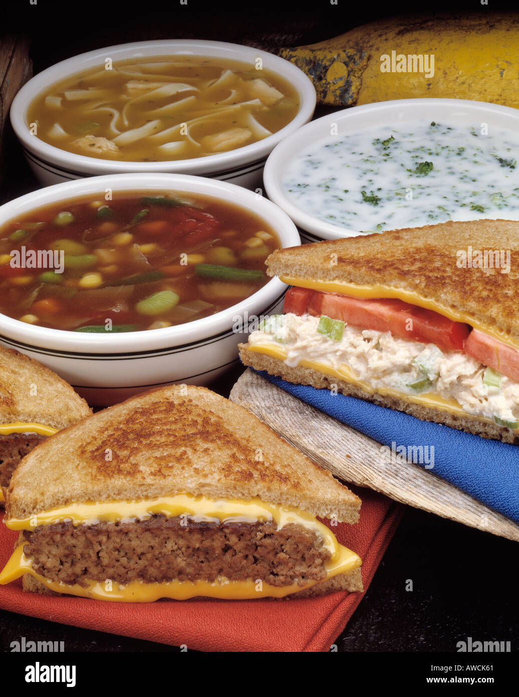 Zuppa assortiti combo sandwich di pollo vegetale a base di noodle la crema di broccoli hamburger di pollo al pomodoro insalata di pomodori formaggio tostato B Foto Stock