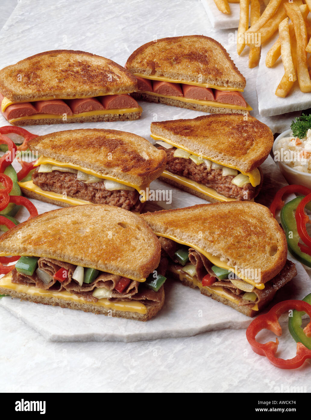 Toast assortiti sandwichs tostato hot dog hamburger di manzo arrosto formaggio fritto francese frigge le cipolle peperoni cole slaw Foto Stock