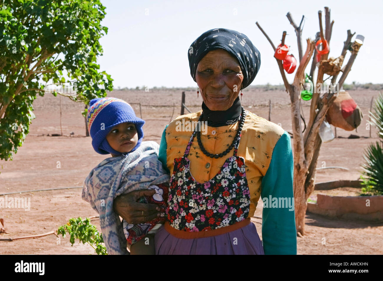 Donna della Namibia con bambino, sud della Namibia, Africa Foto Stock
